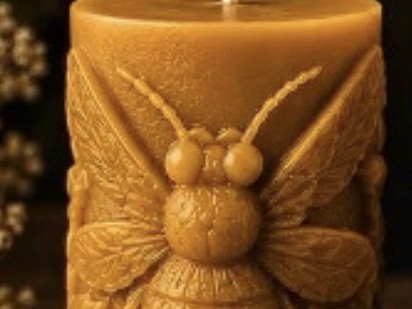 Handgemaakte bijenwaskaars Bij van MikkyFast Gold Nectar, gegoten uit 100% bijenwas met bloemmotief