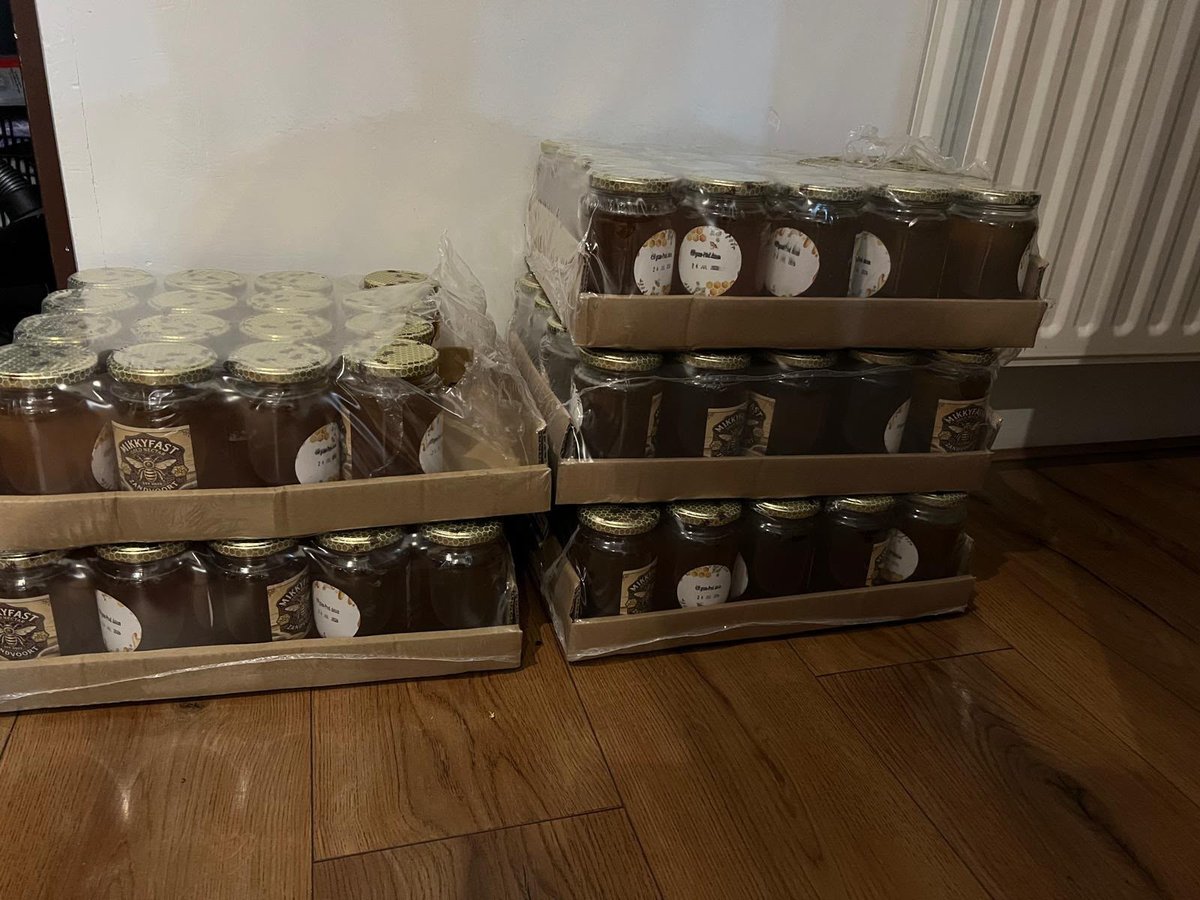 Kratten met afgevulde potten MikkyFast Gold Nectar honing, klaar voor levering